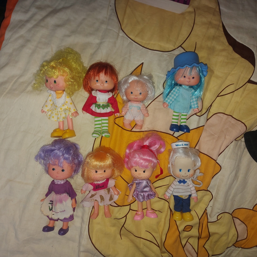 Strawberry shortcake & similar 80s dolls lot